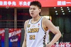 吴骁带伤单手罚球，展现广厦团队信念