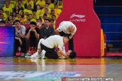 媒体人：山西啦啦队负责人称曾凡博摔倒是装的，未见刘传兴道歉