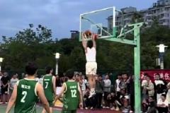野球场上暴扣滑翔！矣进宏晒视频：氛围太棒，珍惜当下
