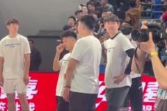 为兄弟而战！北京全队赛前穿“We are Fanbo”训练服热身训练