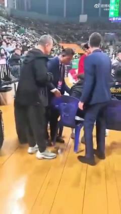 辽宁工作人员收走广厦家属席椅子引争议，权力膨胀引关注