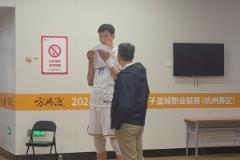 广厦主场迎战北京总决赛G1赛前 郭士强与周琦进行交流