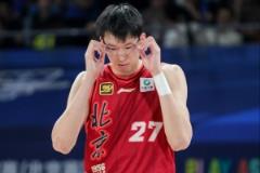周琦专注练习罚球 北京队训练氛围轻松交流频繁