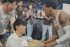 暖心瞬间！曾凡博离场时，对手布朗、奈特、朱俊龙纷纷跑来安慰他