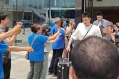 北京男篮赴杭备战 球迷送行助威盼打回北京