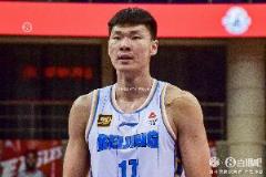 范子铭半场表现低迷：6投2中得4分，2失误3犯规正负值-7