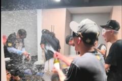 孙铭徽更衣室开香槟庆祝夺冠