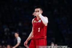 林书豪在CBA总决赛期间指导陈盈骏增强自信心