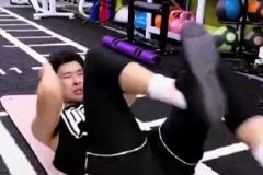 邹阳展示训练视频：肌肉的疼痛感是运动员安心训练的保障
