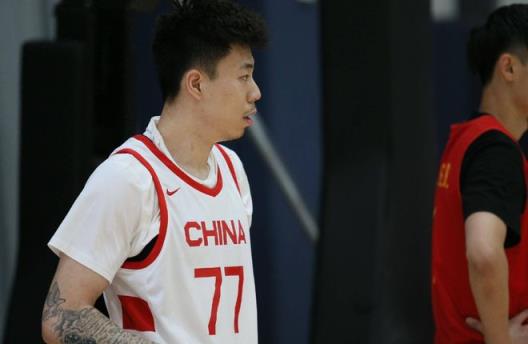 中国男篮再迎阵容调整！张镇麟伤退，全能锋线或紧急入队