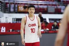 媒体人：27年理想阵容是否包含归化+赵睿/小崔+俊杰+小曾+瀚森